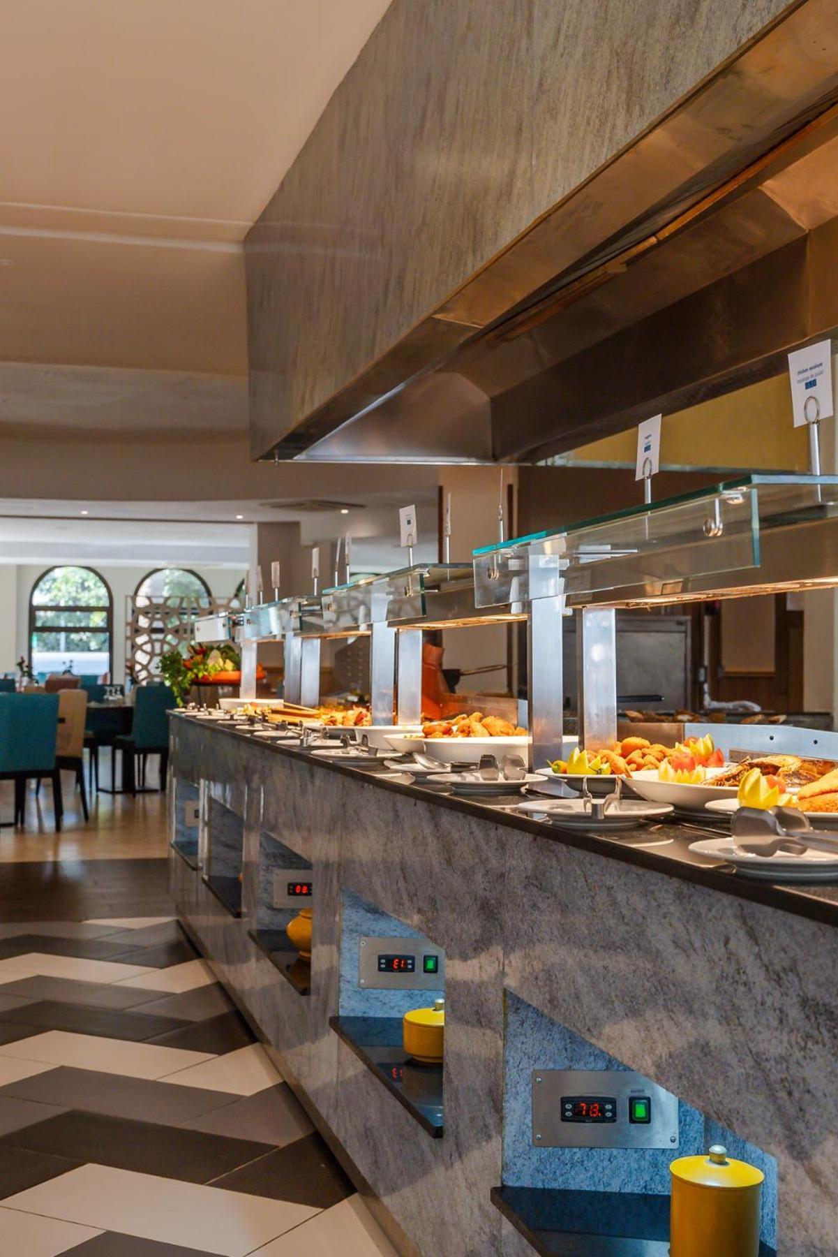 Kenzi Europa Hotel Agadir Exterior foto A buffet at a hotel