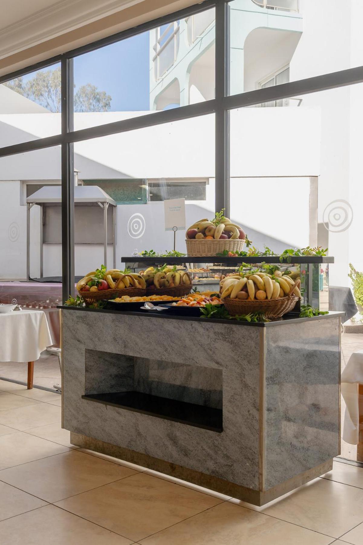 Kenzi Europa Hotel Agadir Exterior foto A buffet at a hotel