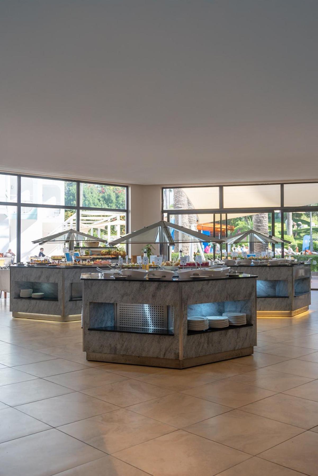 Kenzi Europa Hotel Agadir Exterior foto A buffet at a hotel