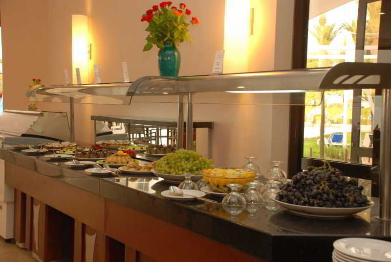 Kenzi Europa Hotel Agadir Exterior foto A buffet at a hotel